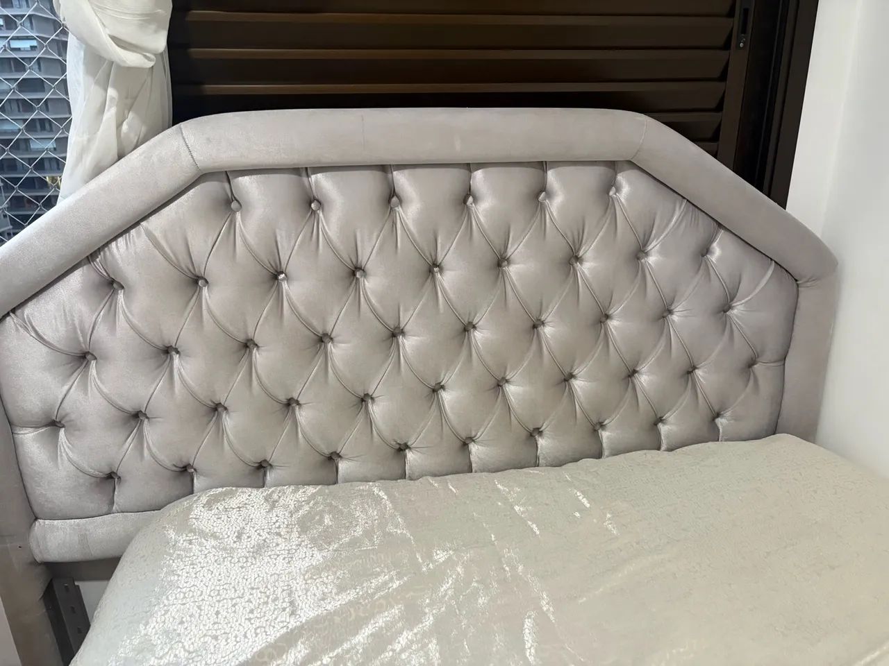 Cabeceira de Cama Casal Capitonê Cinza Prata - Estofada - Foto 2
