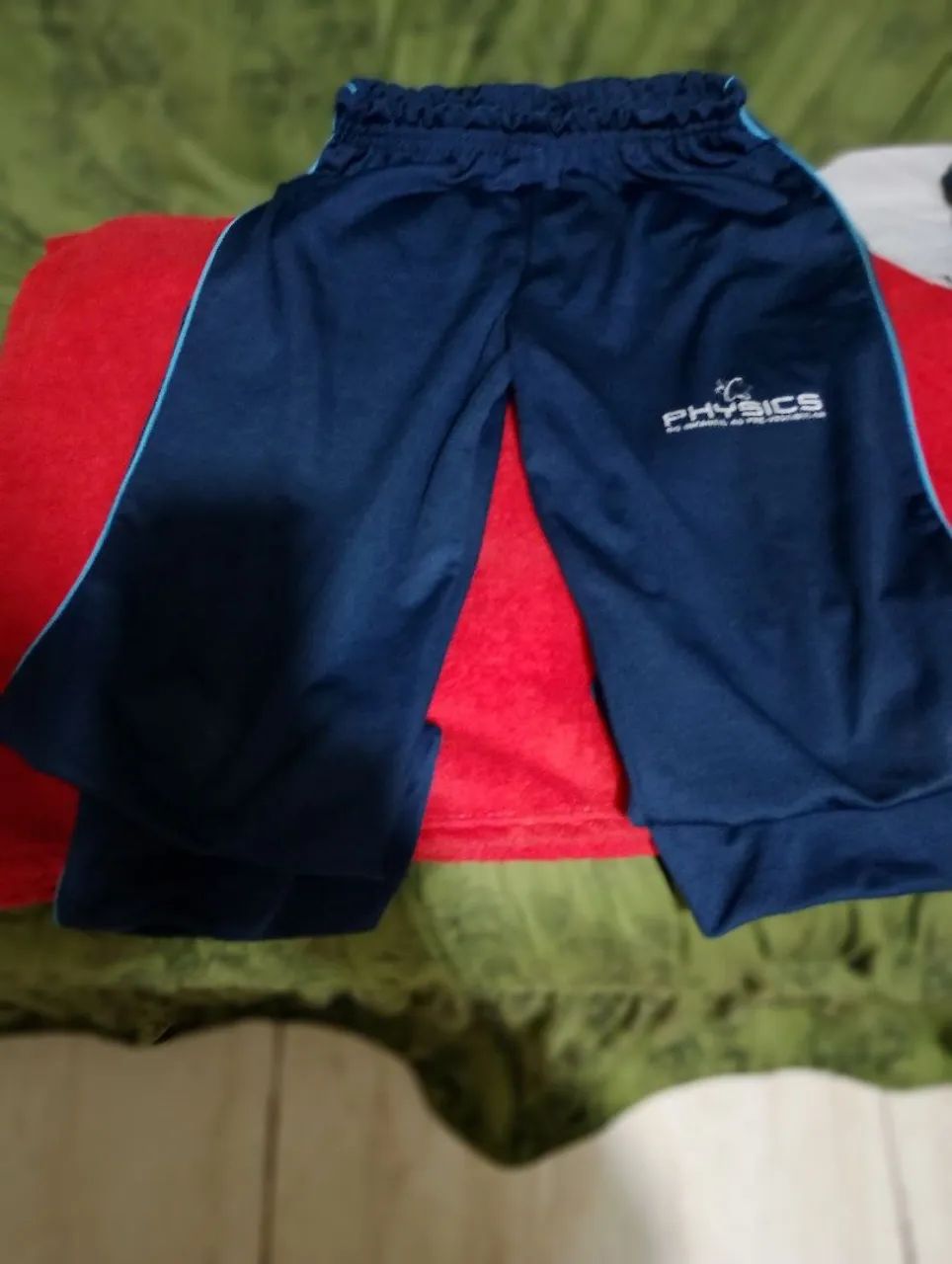 Uniformes do colégio physics tamanho PP e p 8 e 10 anos