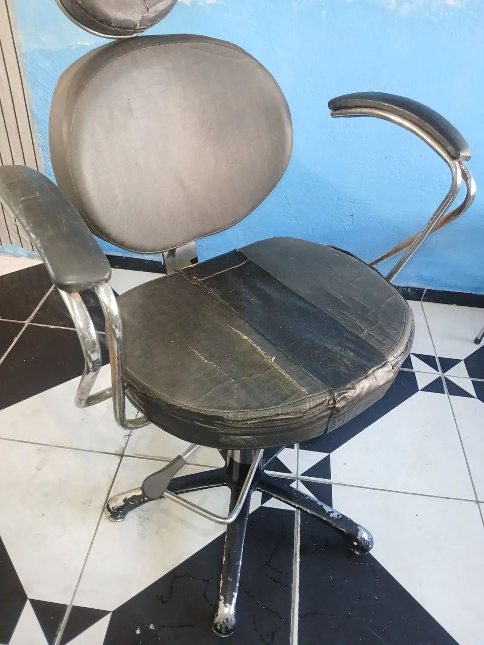 Vendo uma bancada de barbeiro+espelho e uma cadeira  - Foto 3