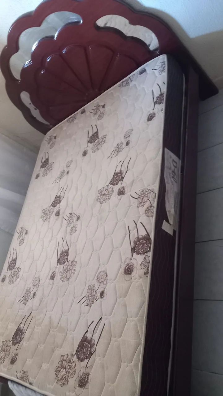 Vendo cama de casal com colchão - Foto 2