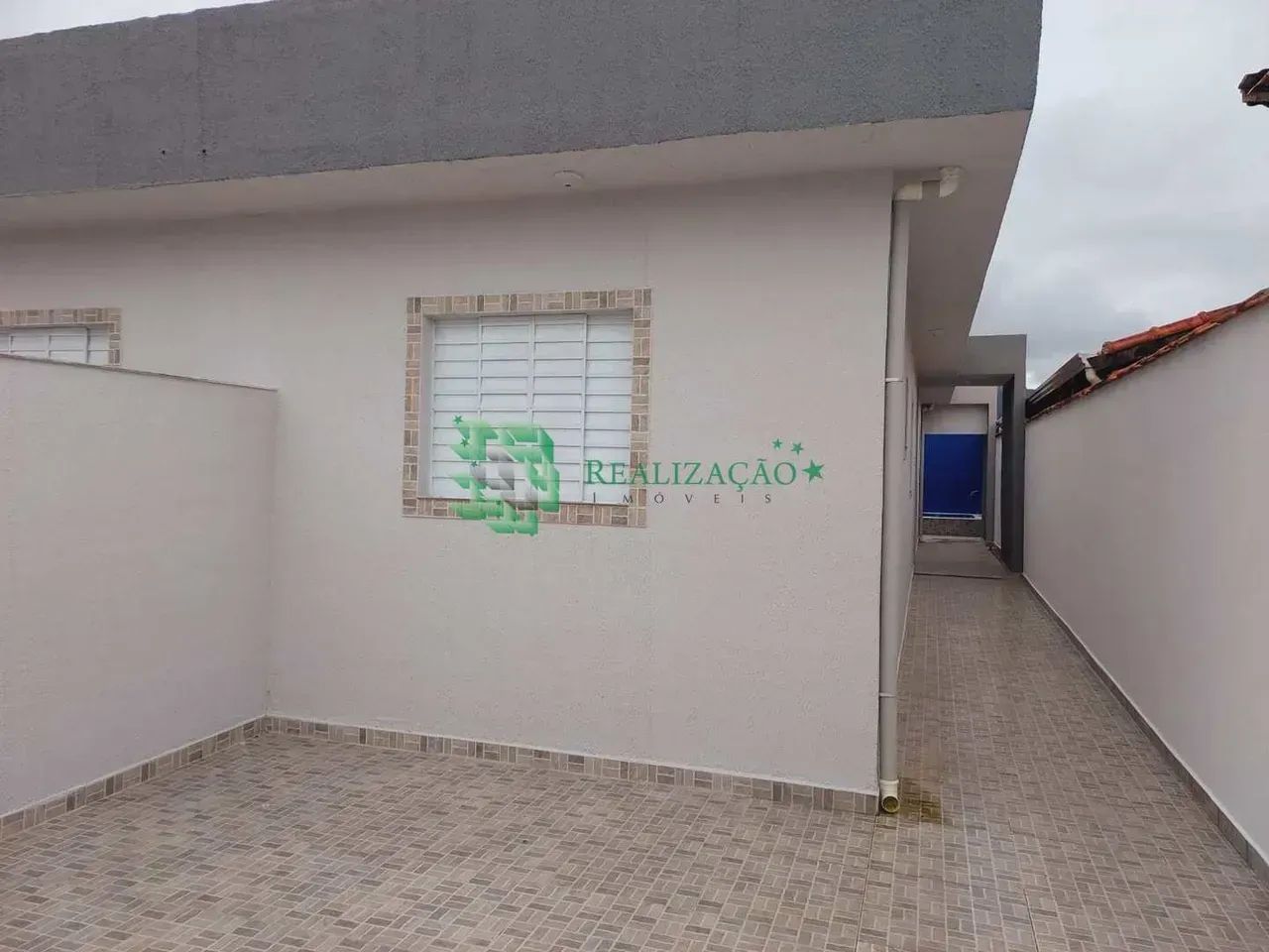 CASA COM CERCA ELÉTRICA E PISCINA
