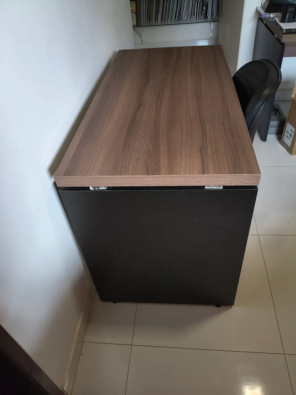 Vendo Conjunto de mesa e cadeira de Brinde um quadro. - Foto 3