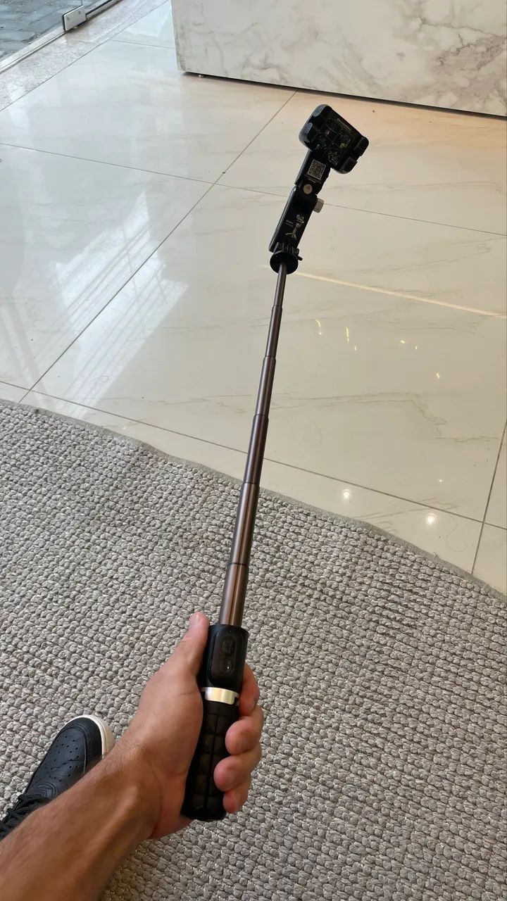 Estabilizador gimbal com luz e tripé  - Foto 4
