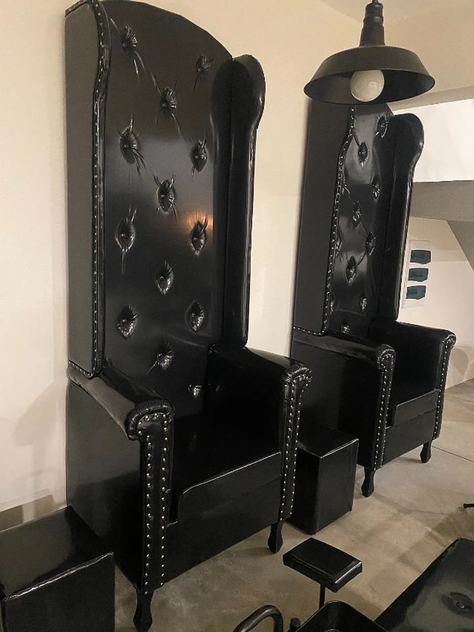 Poltrona Rainha Personalizada em Couro com 2,30m de Altura - Foto 2
