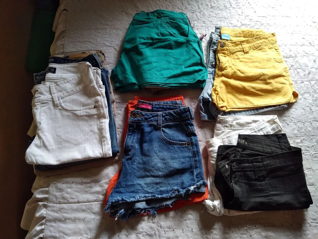 Lote de 13 peças femininas shorts e Bermudas 