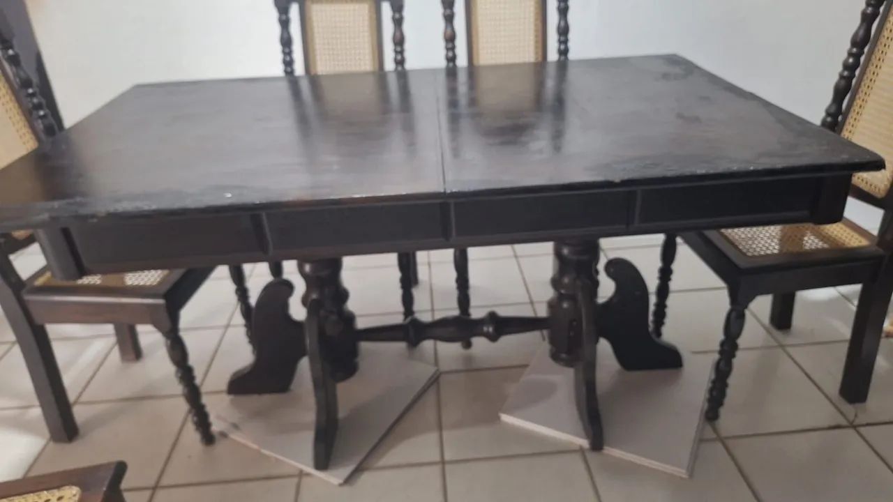 Conjunto de arca e mesa antigo de seis cadeiras  - Foto 5