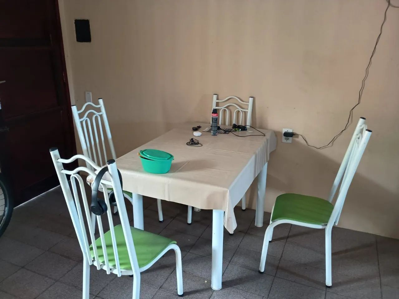 Conjunto de mesa tubular com 4 cadeiras.