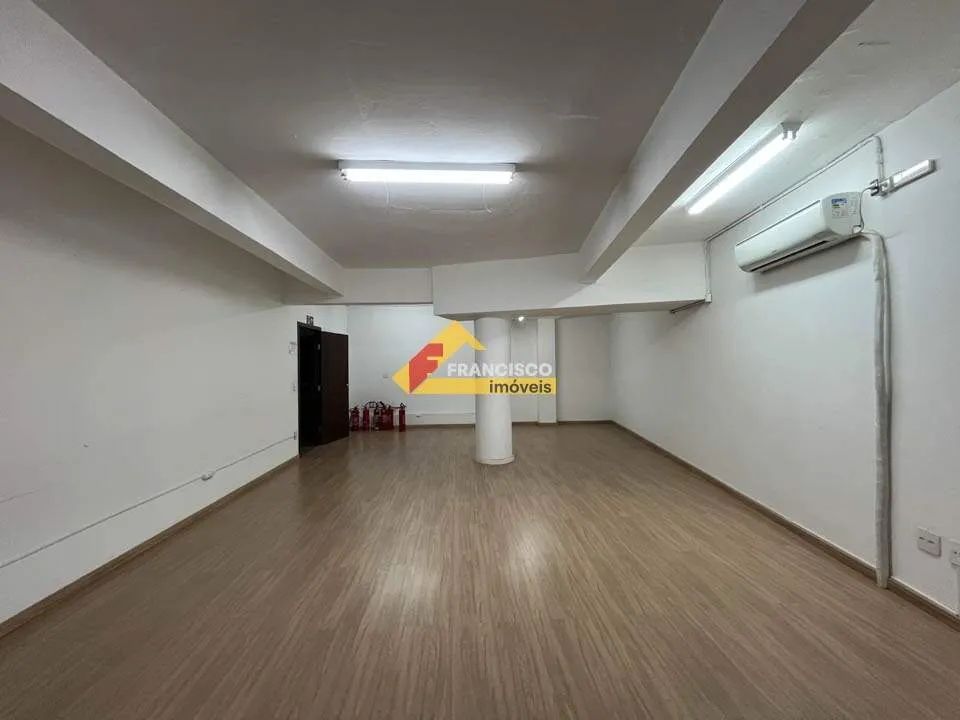 Sala comercial localizada no Centro