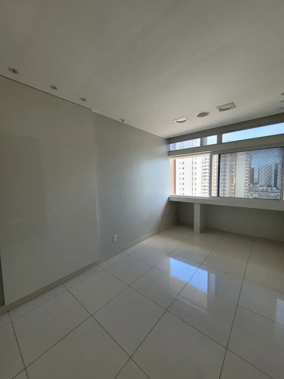 Sala comercial com divisórias para locação no Renascença