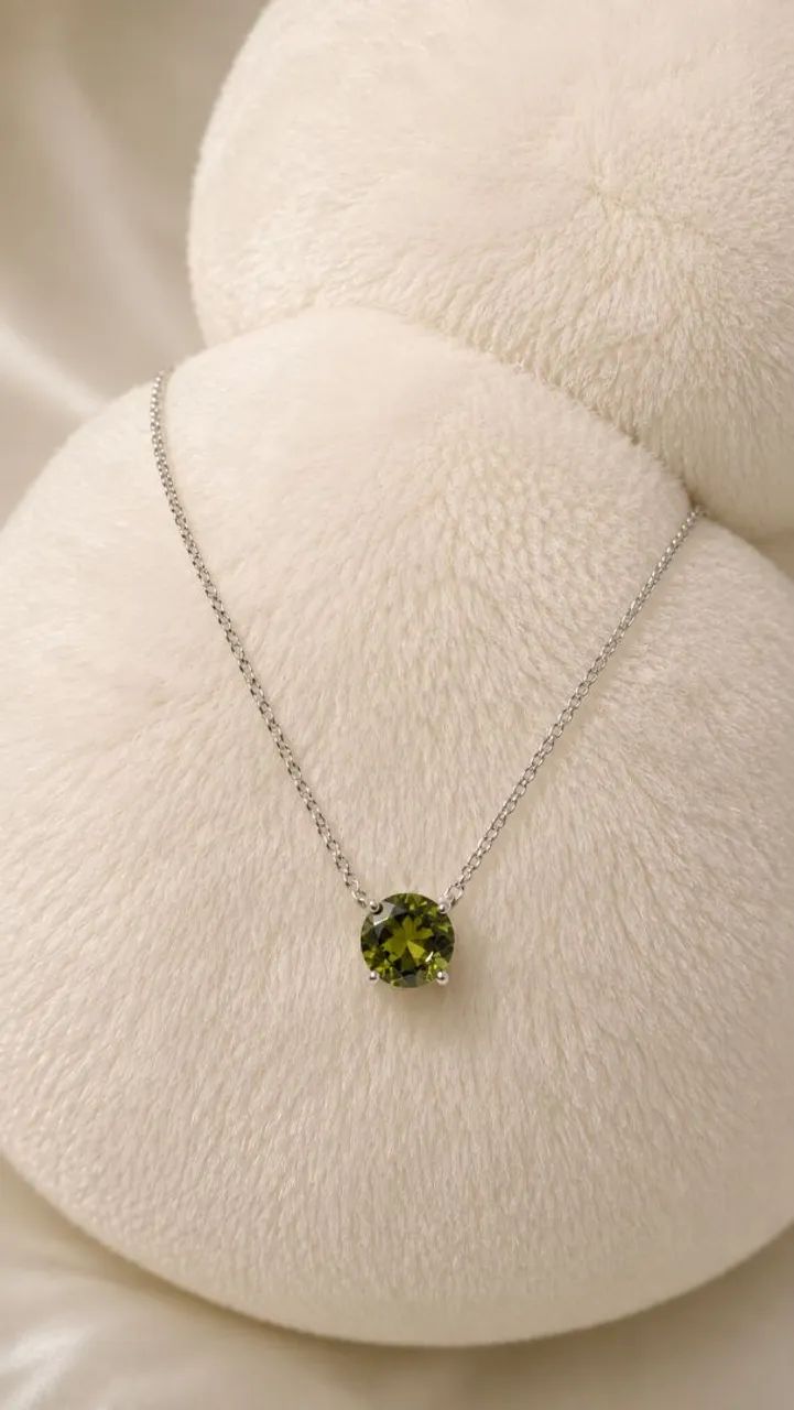 Colar em ródio branco com esfera verde