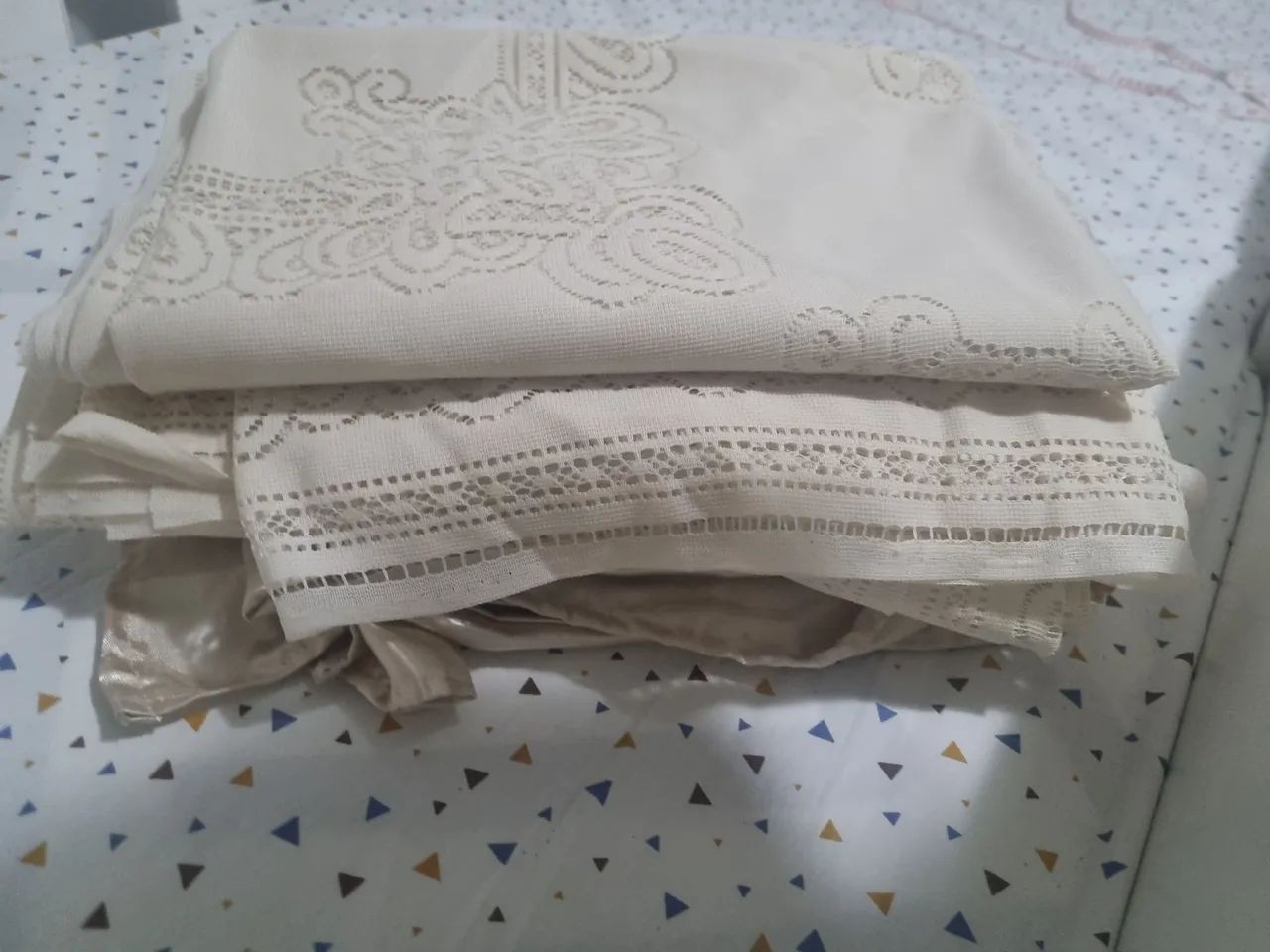 Kit 9 Toalhas de Mesa para Festas 1,50×1,50m - Cetim Seda Perolado + Renda