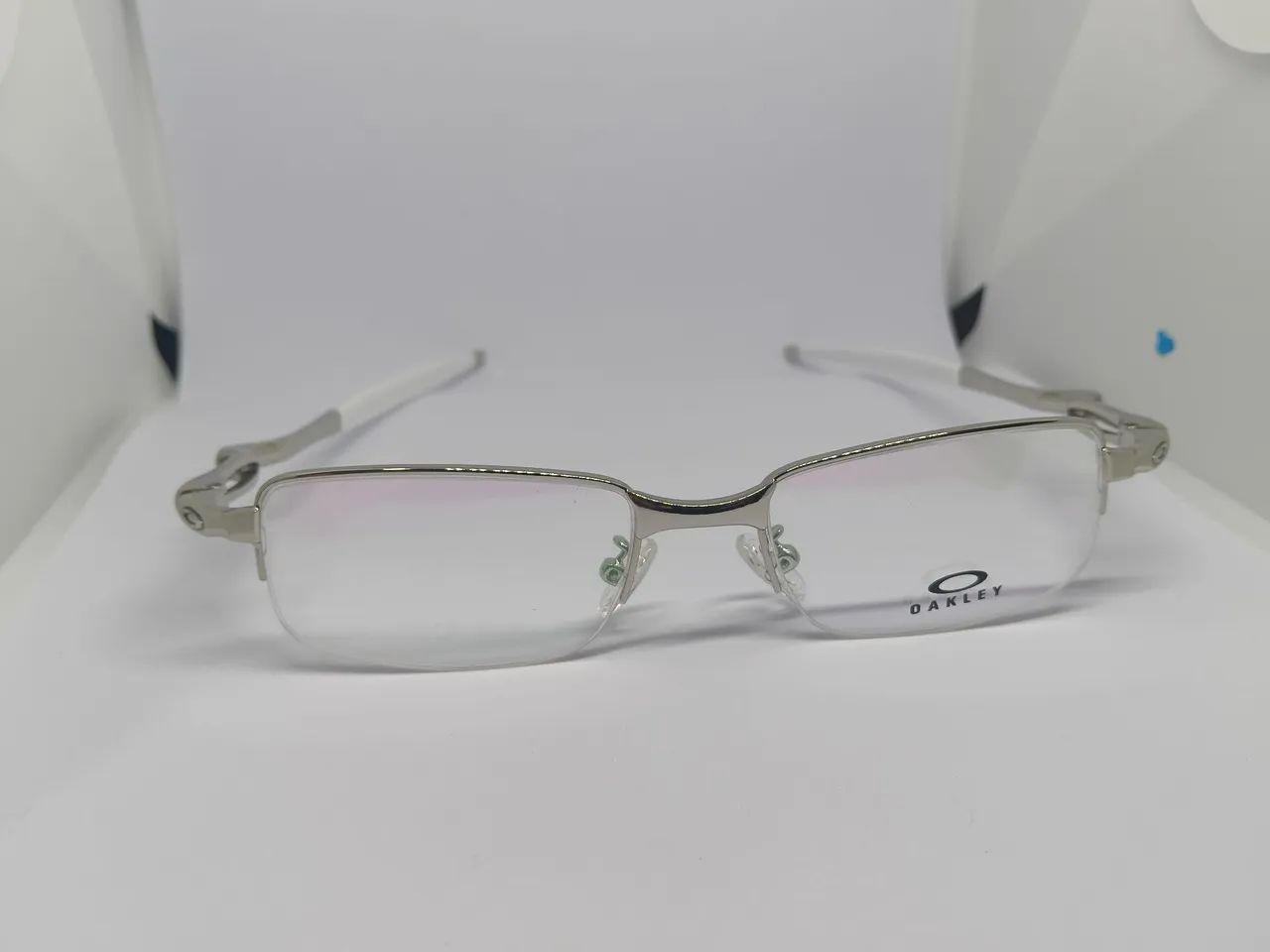 Óculos Oakley Metal Premium - Armação Prata Elegante e Moderna - Foto 3