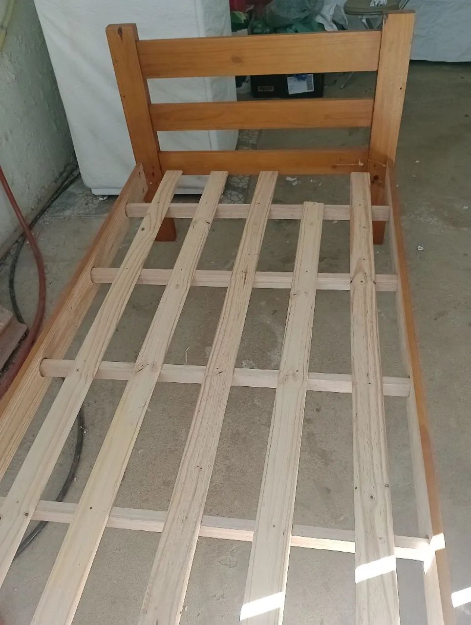 Vendo cama de solteiro madeira  - Foto 2