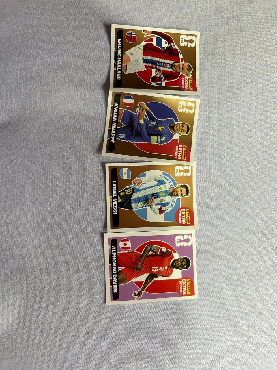 Kit 4 figurinhas e lendária copa Kylian Mbappe Messi Alphonso Davies e Erling Halland