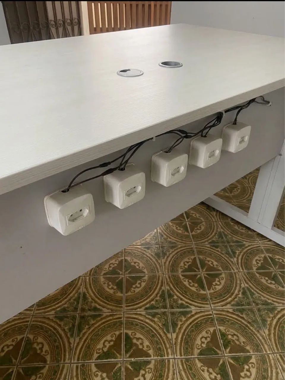 MESA PARA ESCRITÓRIO COM RÉGUA DE 10 TOMADAS - Foto 4
