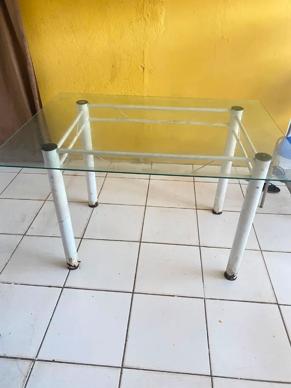 Vendo mesa com tampo de vidro e 4 cadeiras - Foto 2