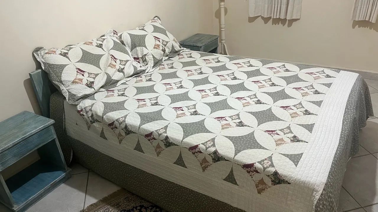 Cama de casal com o colchão e criado mudo 