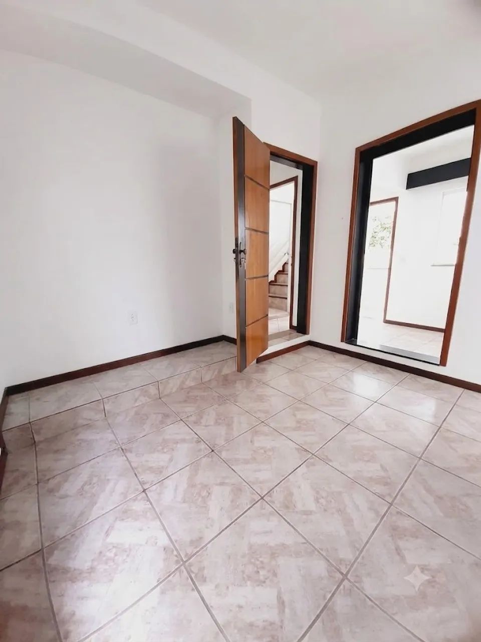 SALA COMERCIAL TÉRREA COM EXCELENTE LOCALIZAÇÃO E ESTACIONAMENTO. - Foto 3