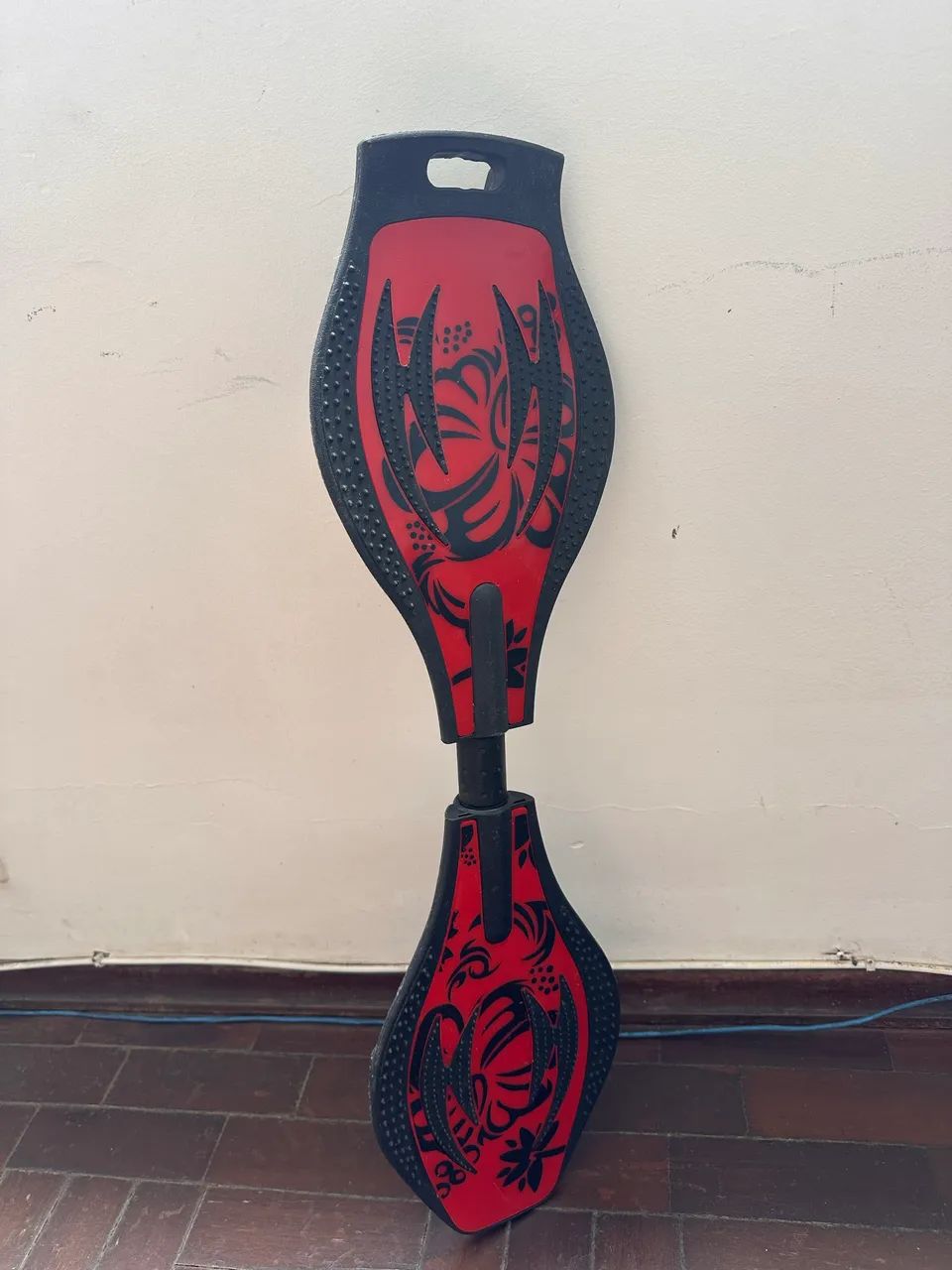 Skate com Duas Rodas Rocking Skateboard Preto e Vermelho - Foto 3