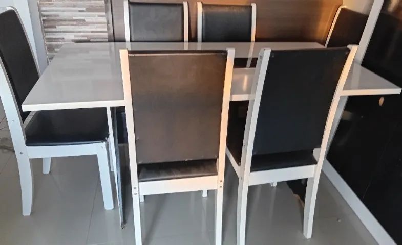 Mesa com 6 cadeiras 550.00
