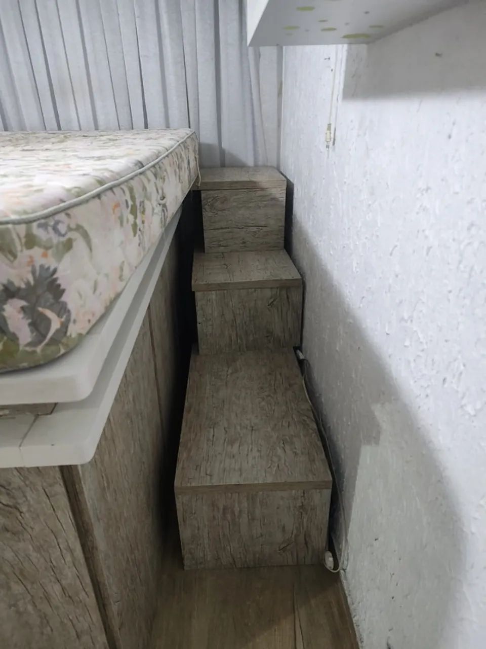 cama Queen com colchão e espaço para guardar objetos e roupas embaixo,