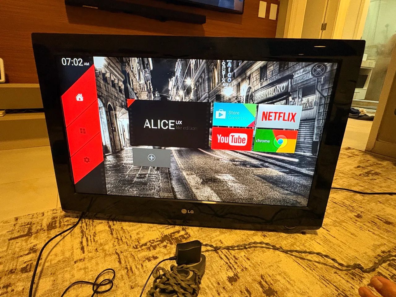 Leia= TV LCD LG sem pés e controle , no estado NÃO É SMART