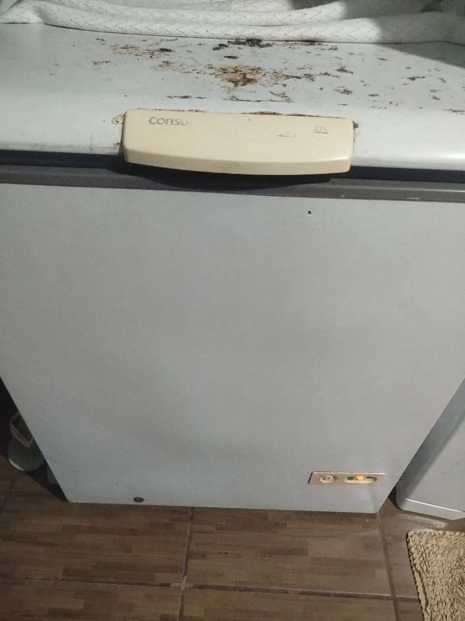 Vendo freezer funcionando perfeitamente marcas de uso 