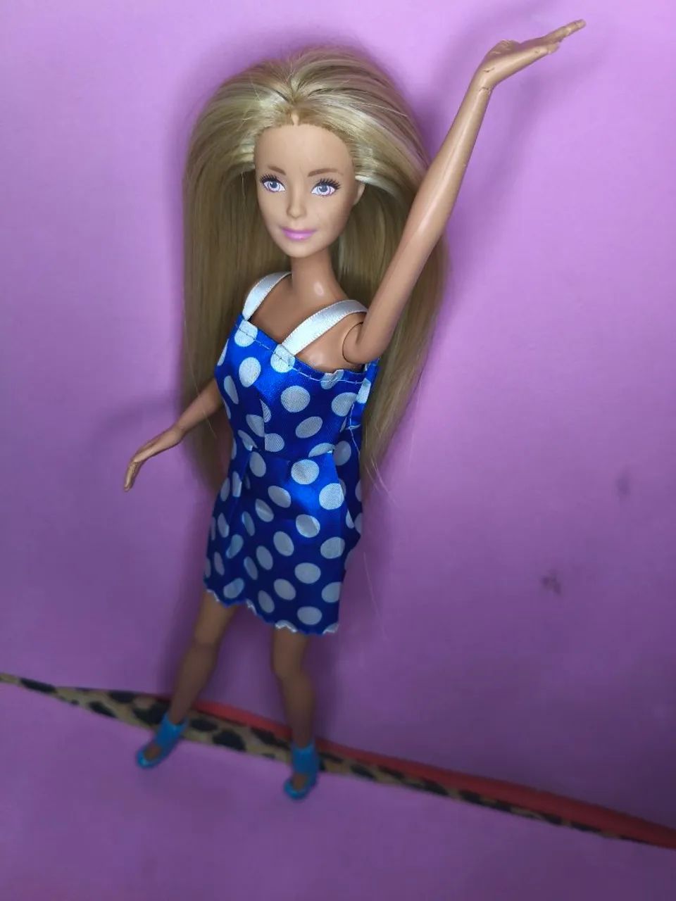 Boneca Barbie com implante e mão danificada  - Foto 3