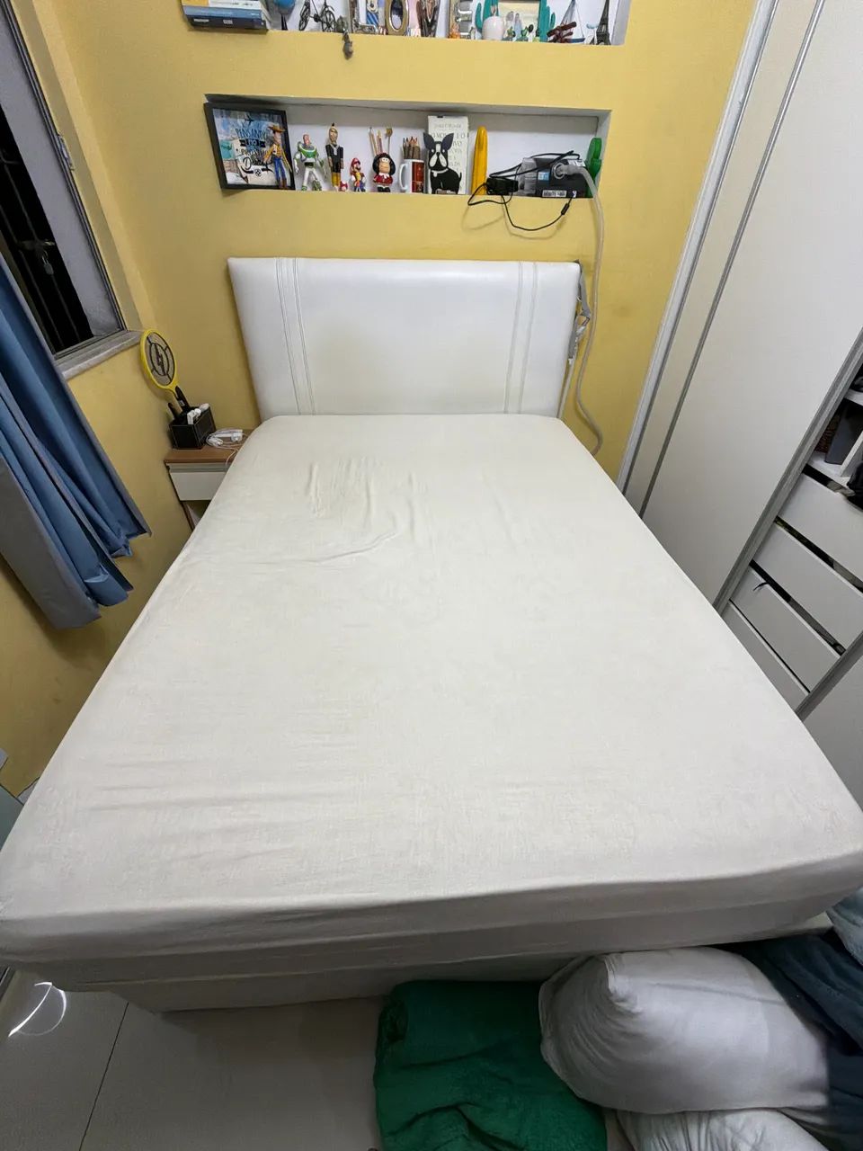 Vendo uma cama box casal completa com cabeceira e base  baú 