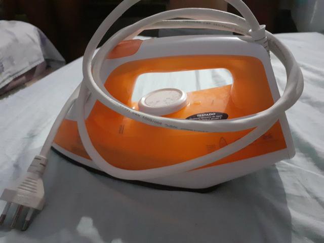 Vendo um ferro de passar roupas semi novo