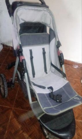 Vendo carrinho de bebê de 3 rodas - Foto 2