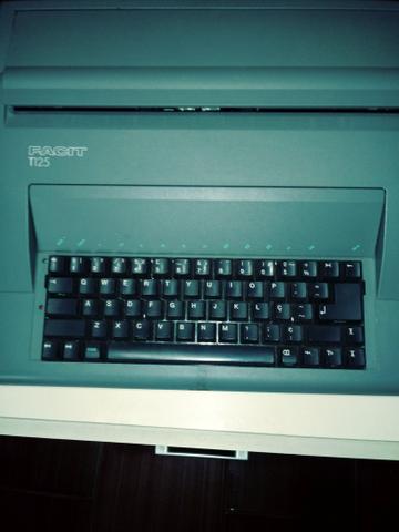 Vendo uma máquina de escrever elétrica