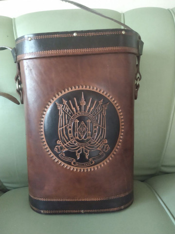 Bolsa em couro para transporte de chimarrão.