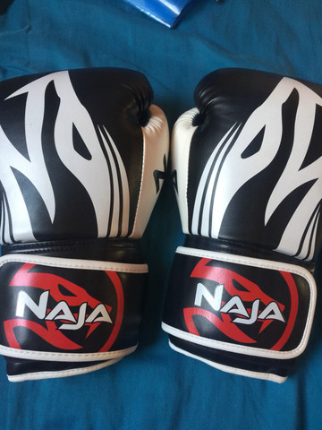 Luva de boxe em ótimo estado novo