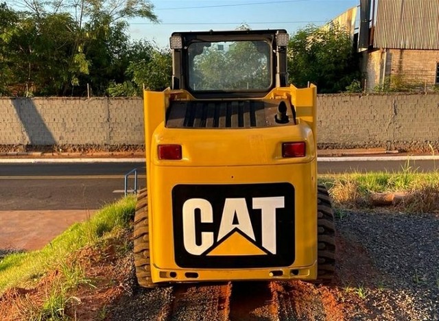 Mini-Carregadeira caterpillar 2013 - Foto 6