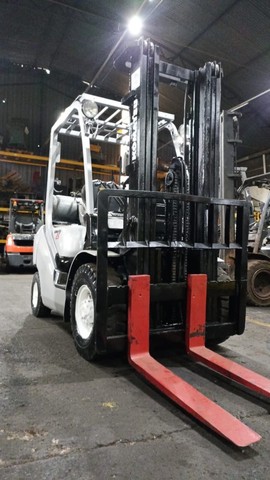 Empilhadeira Komatsu FG25 2016 triplex com deslocador  - Foto 2