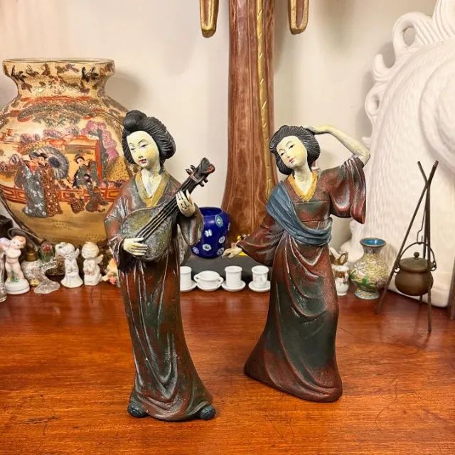 Par de esculturas orientais em cerâmica fria.