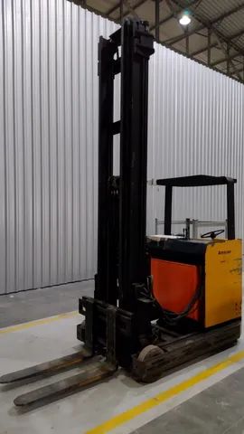 Vendo empilhadeira usada retrátil elevação 7,5 metros ameise carga 1.500 kg