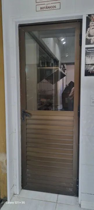PORTA DE ALUMINIO COM VIDRO.