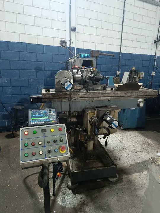 Fresadora CNC universal 