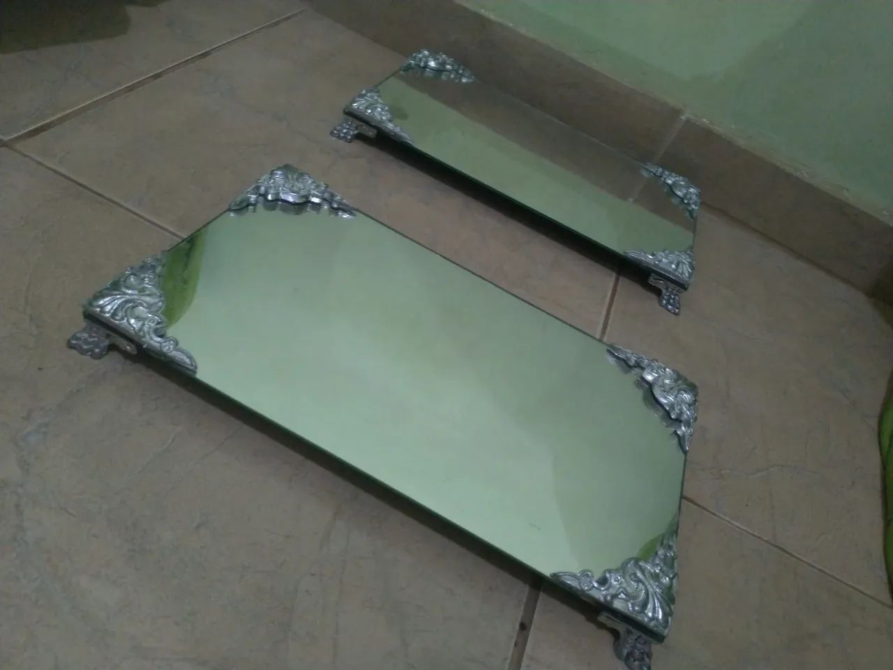 2 Bandejas espelhadas com moldura de prata