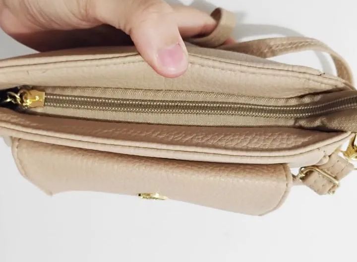 Bolsa de ombro feminina bege alça longa transversal detalhes dourados  - Foto 3