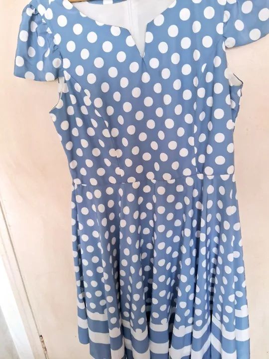 Vestido azul com bolinhas branco, forrado GG,  perfeito estado.