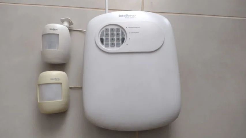 Vendo Central De Alarme Intelbras ANM 3004ST com 2 sensores.