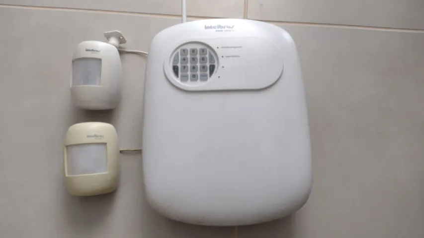 Vendo Central De Alarme Intelbras ANM 3004ST com 2 sensores.