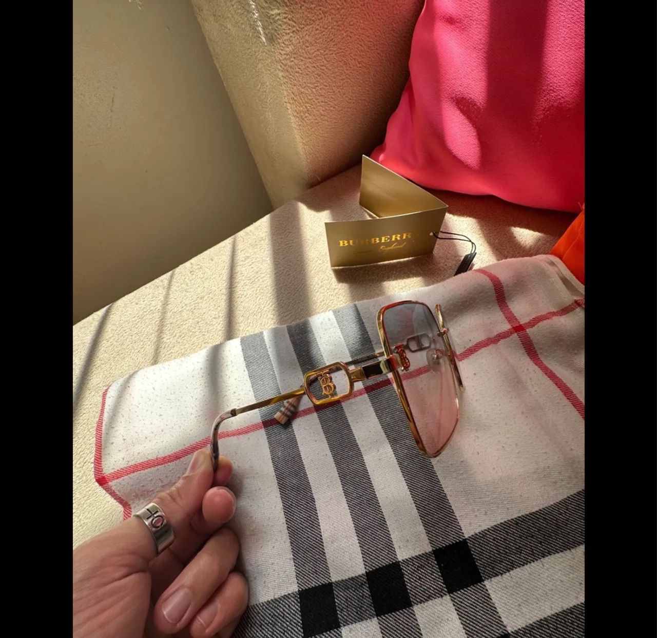 Óculos de Sol Burberry Quadrados - Elegância e Estilo - Foto 3