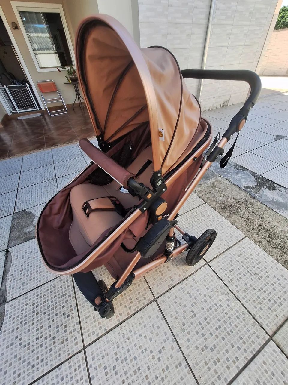 Carrinho de Bebê Luxo Dourado + bebê conforto