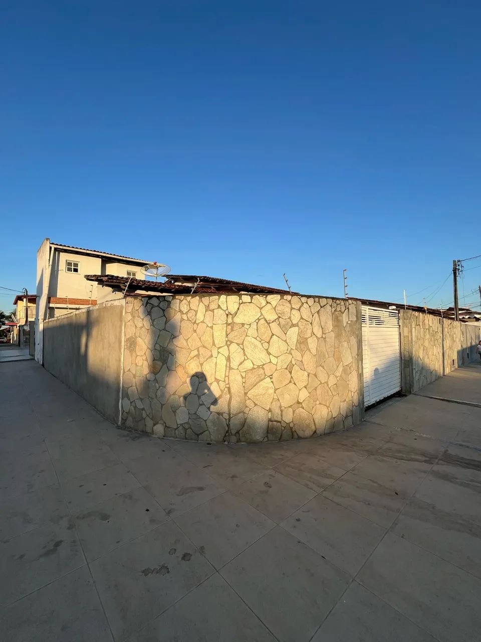 Alugo casa grande  3/4 para comércio na esquina da fraga maia fundo com o bar trivela