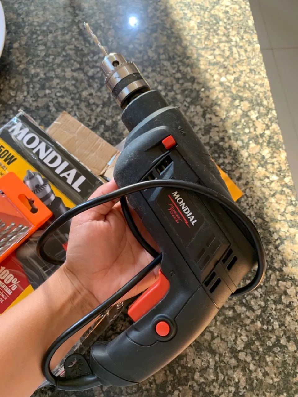 Furadeira em estado de nova com nota.