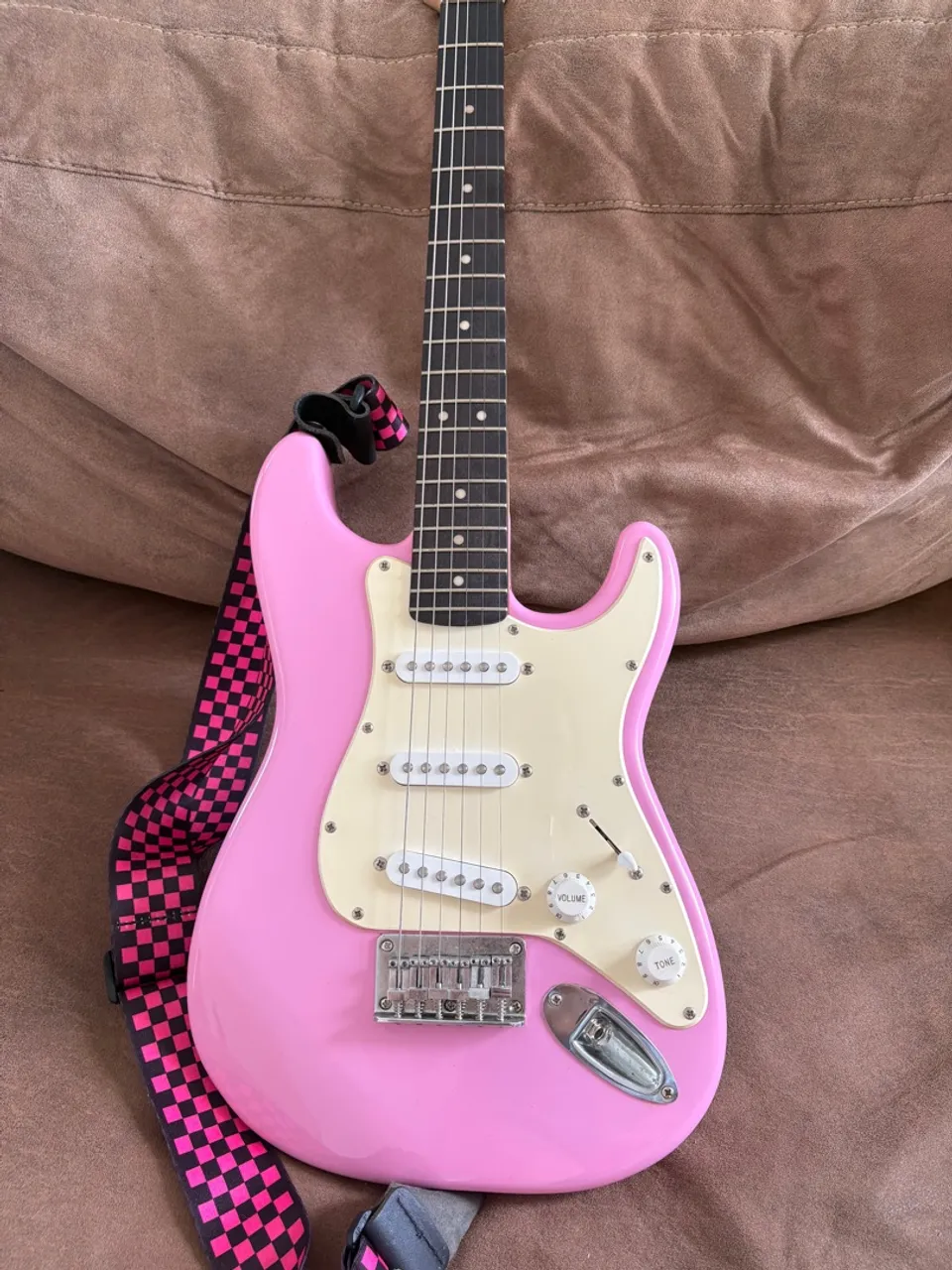 Guitarra Fender Squier Stratocaster Mini Rosa - Acompanha bag, alça e palhetas